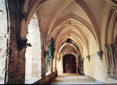 Vue du cloître du monastère, fondé en 1194 et déplacé à son emplacement actuel en 1218 - Spanish School