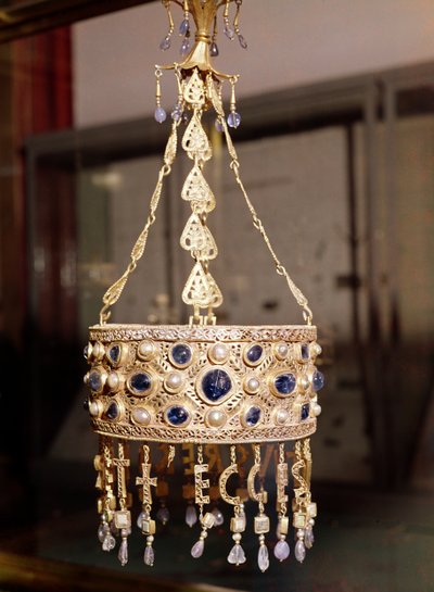 Couronne votive du Roi Recesvinth (r.652-72) du Trésor de Guarrazar, c.670 - Spanish School