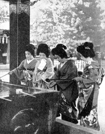 Femmes japonaises se lavant les mains avant d
