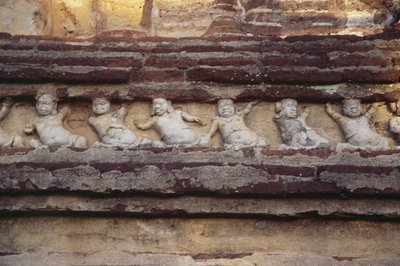 Relief représentant des nains sur l