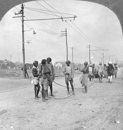 Hommes sur le point de tirer une lourde charge, Rangoon, Birmanie, 1908 - Stereo Travel Co