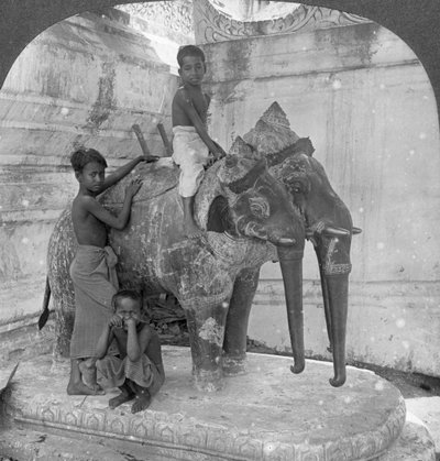 Éléphant à trois têtes gardant un sanctuaire, Pagode Arakan, Mandalay, Birmanie, 1908 - Stereo Travel Co