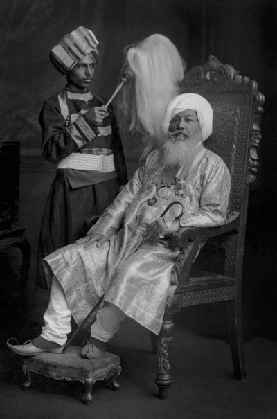 Baba Sir Khem Singh Beda avec un serviteur - Studio Lafayette