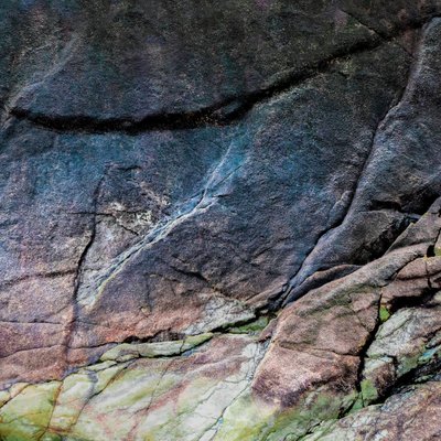 Roche fissurée aux couleurs vives - Studio Meikle