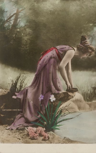 Femme regardant dans un étang - Studio Reutlinger