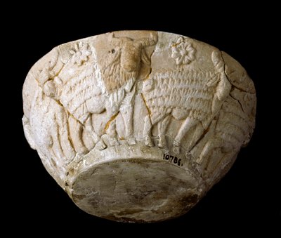 Art sumérien : coupe en calcaire sculptée de reliefs de béliers - Sumerian Sumerian