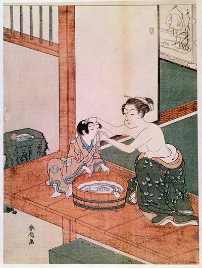 Une mère nue lavant son enfant au Japon près d