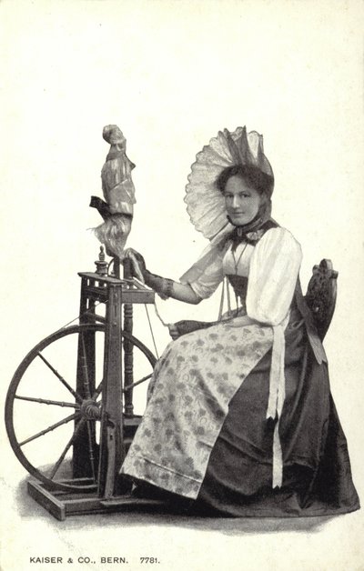 Femme assise à un rouet - Swiss Photographer
