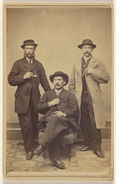[Trois hommes non identifiés portant des chapeaux, tenant une pipe ou un cigare, tous moustachus et/ou barbus.] - T.M. Schleier