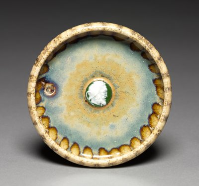 Plat avec camée blanc et vert, vers 1895 (grès et porcelaine) - Taxile Maximin Doat