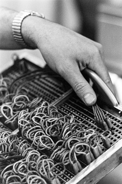 Opérateur informatique Don Murray travaillant avec un ordinateur numérique IBM utilisant des cartes perforées - Ted Spiegel