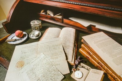 Documents, montre et autres effets de George Washington exposés sur un bureau - Ted Spiegel