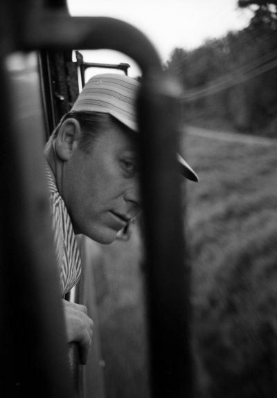 Ingénieur du Great Northern Railroad regardant par la fenêtre de la cabine de la locomotive EMD E7 - Ted Spiegel