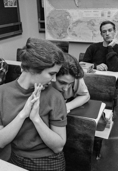 Étudiantes socialisant et discutant en classe au lycée James A. Garfield - Ted Spiegel