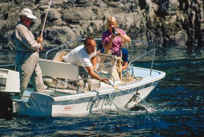 Film enregistrant sa prise, un pêcheur remonte un saumon à Bute Inlet - Ted Spiegel