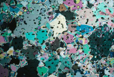 Cristaux de glace dans un noyau reflétant des couleurs sous différents angles - Ted Spiegel
