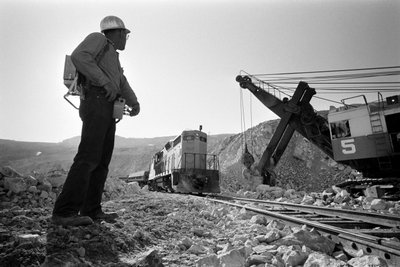 Chargement de minerai de cuivre à la mine de Morenci avec contrôle radio pour la fonderie Phelps Dodge à Douglas, Arizona - Ted Spiegel