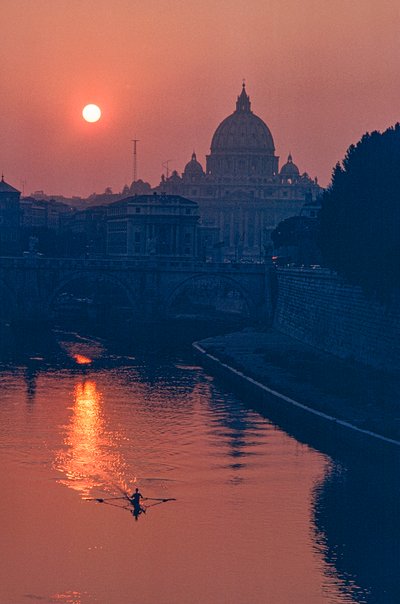 Tibre avec la basilique Saint-Pierre au coucher du soleil - Ted Spiegel