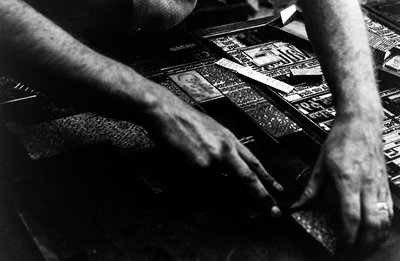 Un typographe compose du texte froid à partir d