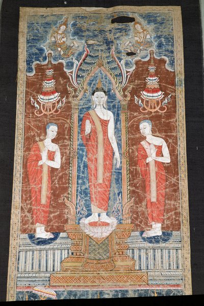 Bannière représentant Bouddha debout avec deux disciples, style Ratanakosin - Thai School