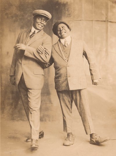 Photographie de deux hommes se tenant par le bras - The Bell Studio