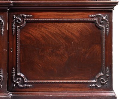 Une bibliothèque George III à façade brisée - Thomas Chippendale