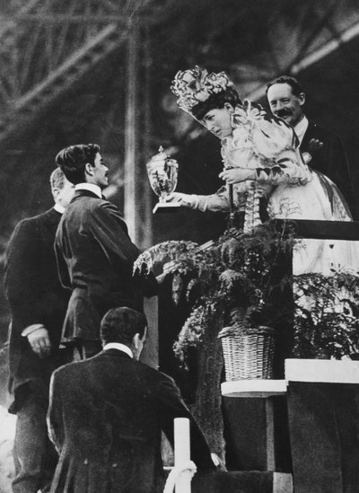 La Reine Alexandra remettant une coupe spéciale à Dorando pour commémorer son grand effort pour gagner le marathon olympique en juillet 1908 - Thomas E. and Horace Grant Grant