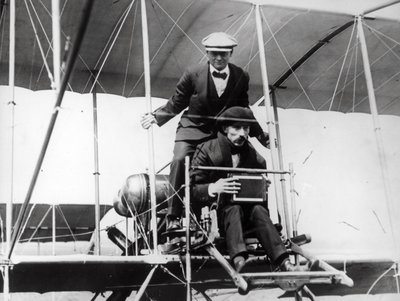 Thomas E. Grant avec M. Lewis Turner dans une machine volante pour photographier l