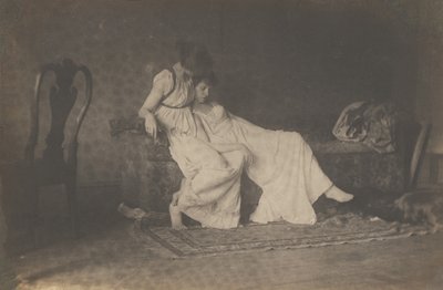 [Deux étudiantes en costume classique dans le studio d
