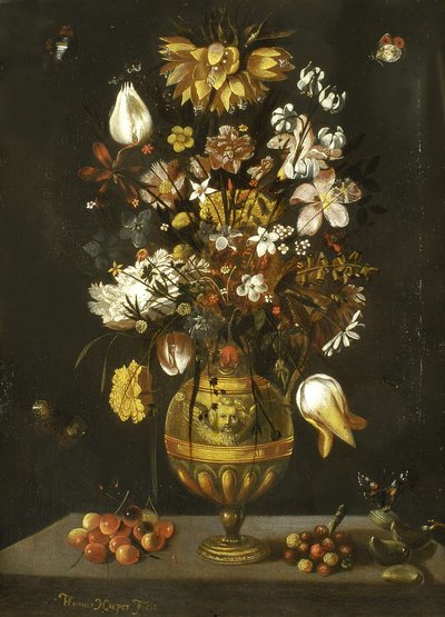 Vase de fleurs en bronze doré avec cerises, fraises et amandes sur une table - Thomas Hiepes