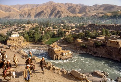 Tribusmen près de la rivière Kokcha traversant une gorge à Faizabad, une capitale provinciale afghane - Thomas J. Abercrombie