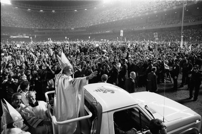 La première visite du pape Jean-Paul II aux États-Unis au Yankee Stadium - Thomas J. O