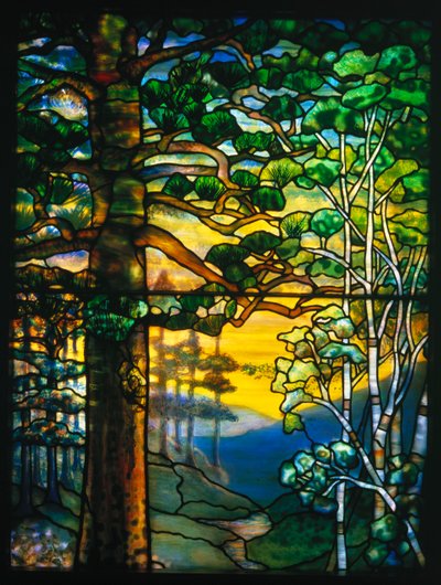Fenêtre paysagère représentant un ruisseau sinueux ombragé par de grands sapins - Tiffany and Company