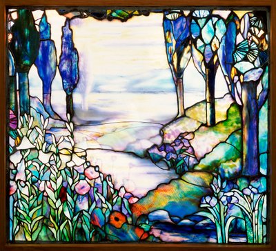 Fenêtre paysagère représentant une rivière sinueuse depuis une chaîne de montagnes lointaine au crépuscule, avec cyprès, lys, coquelicots et iris, c.1915 - Tiffany and Company