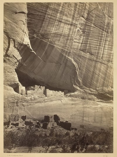 Anciennes ruines du Cañon de Chelle, N.M. Dans une niche à 15 mètres au-dessus du lit actuel du Cañon. - Timothy O