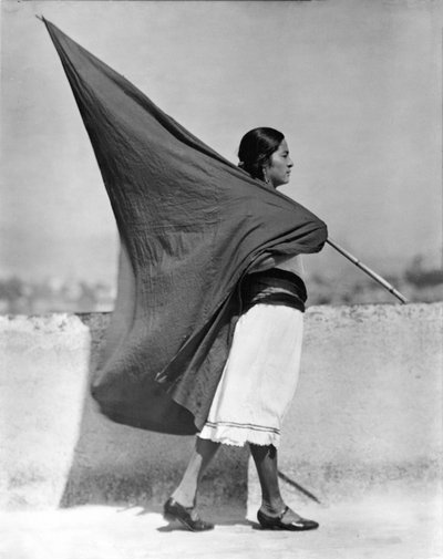 Femme avec drapeau, Mexico, 1928 - Tina Modotti