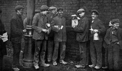Vote pour la grève des mineurs, Wheatsheaf Colliery, Pendlebury, janvier 1912, vers 1920 - Topical Press Agency