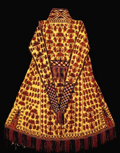 Une robe cérémonielle de femme mariée en soie jaune avec des colonnes de tulipes et d