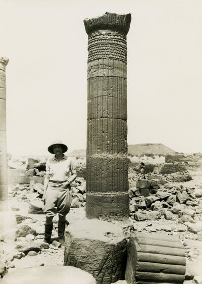 Colonne avec reliefs décoratifs, ruines d