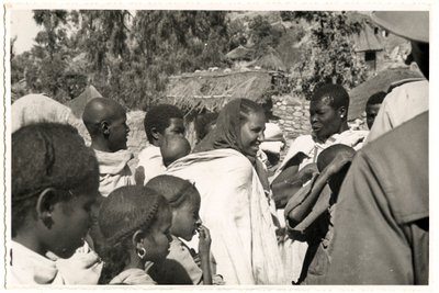 Hommes, femmes et enfants à Axum, Éthiopie, photographie d