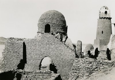 Minaret de al-Mashhad al-Bahari et ruines de la mosquée, près d