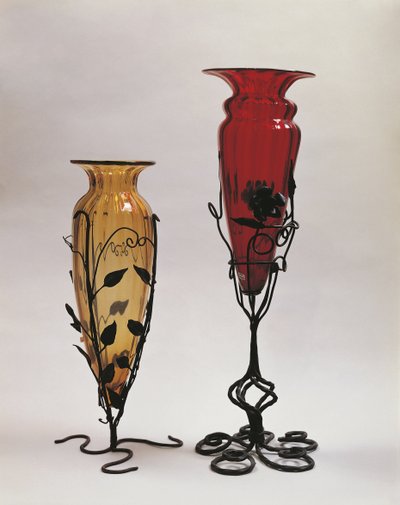 Gros plan de deux vases sur des supports en fer, Murano, Venise, Vénétie, Italie - Umberto Boccioni