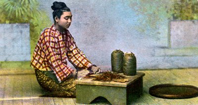 Une femme birmane fabriquant des cigares, c1900s - Unbekannt