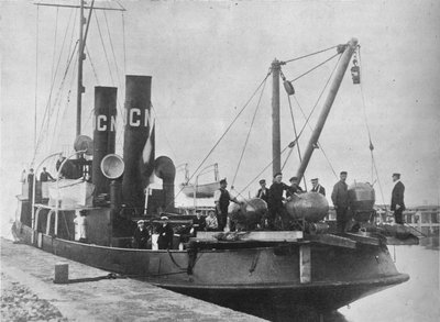 Un poseur de mines allemand quittant le port avec ses mines prêtes sur le pont, 1914 - Unbekannt