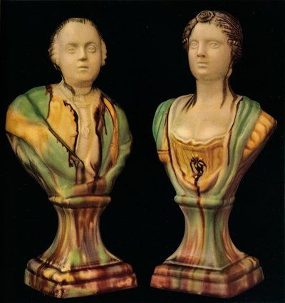 Une paire de bustes en faïence de Staffordshire représentant le roi George III et la reine Charlotte - Unbekannt