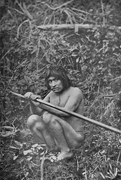 Un Yaghan attachant la tête de son harpon à la tige, 1911 - Unbekannt