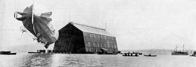 Un Zeppelin entrant dans son hangar flottant, vers 1900, vers 1920 - Unbekannt