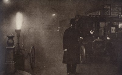 Un agent de la circulation dirigeant le trafic dans le brouillard, Londres, vers 1910-1920 - Unbekannt