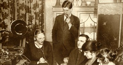 Une famille écoutant les résultats des élections générales de 1923, 1935 - Unbekannt