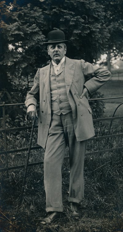 Un gentleman portant un costume et un chapeau melon, vers 1910 - Unbekannt